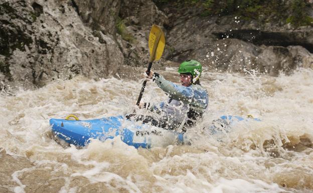 Ampuero acoge hasta el domingo el campeonato internacional de kayak extremo