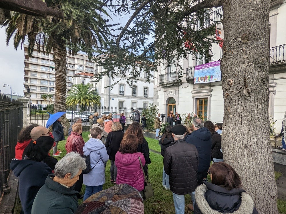 Laredo conmemora el 25N con una concentración y la iluminación en morado de varios edificios públicos