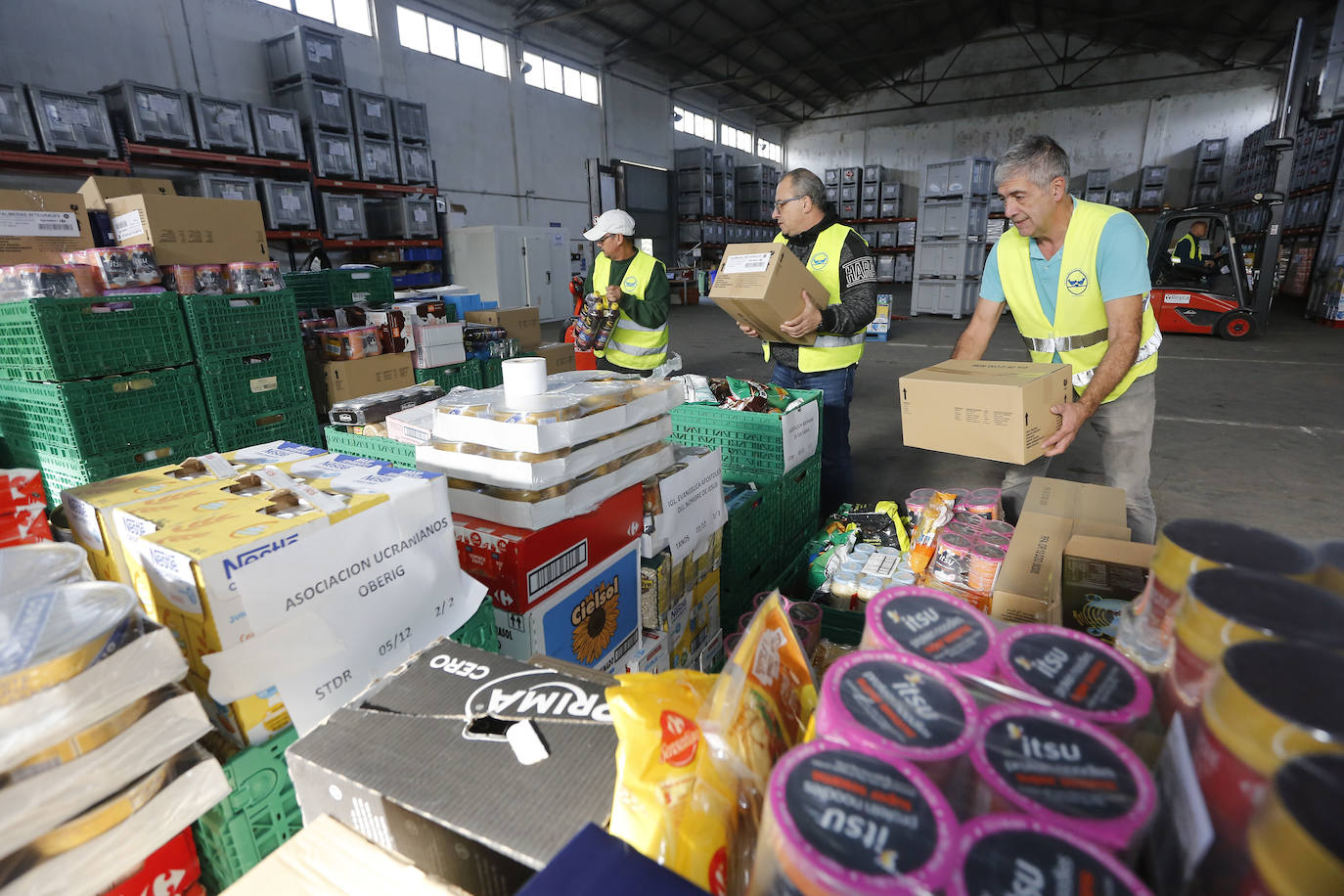 Los cántabros responden con bolsas llenas de conservas a la campaña del Banco de Alimentos