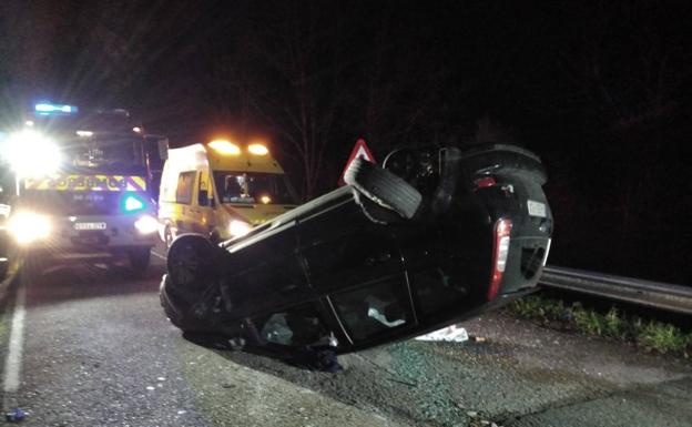 Fallece un hombre al volcar su coche en Arredondo