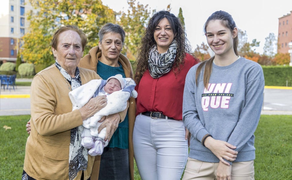 Keila hace tatarabuela a María Ángeles