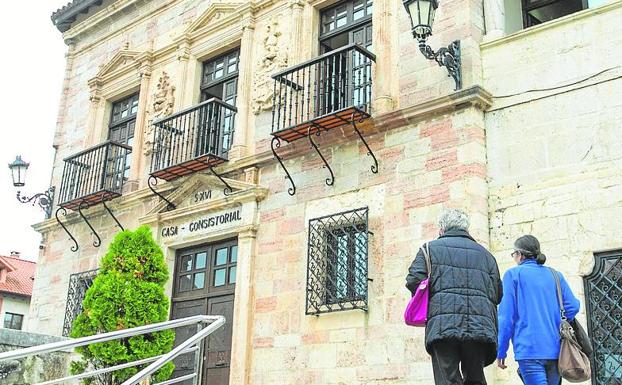 El Ayuntamiento de San Vicente lleva tres años sin banderas en la fachada