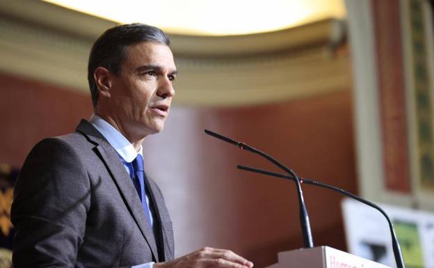 Sánchez dice que pasará a la historia por haber exhumado a Franco