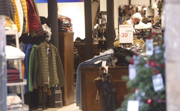 Cien comercios de Torrelavega participarán en la campaña 'Navidades en Comvega'