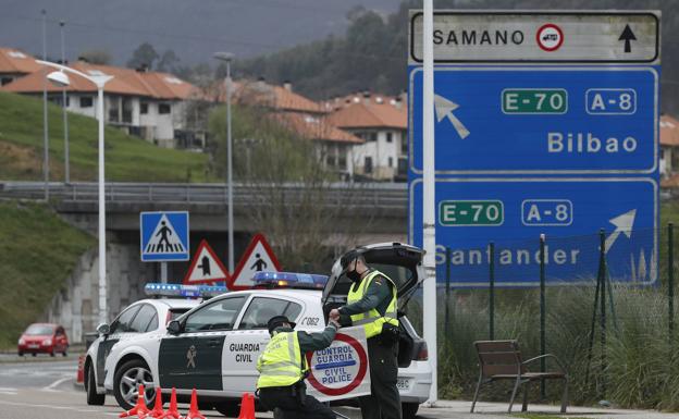 Un dispositivo de la Guardia Civil en el acceso a Castro por la A-8 se salda con 60 denuncias