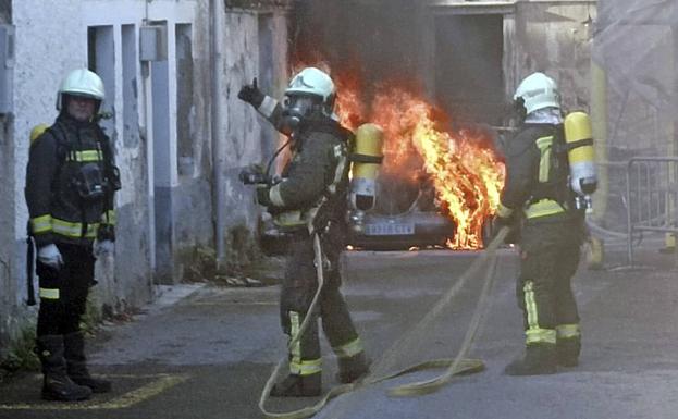 Arde un vehículo sin causar heridos en la calle María del Piélago de Comillas