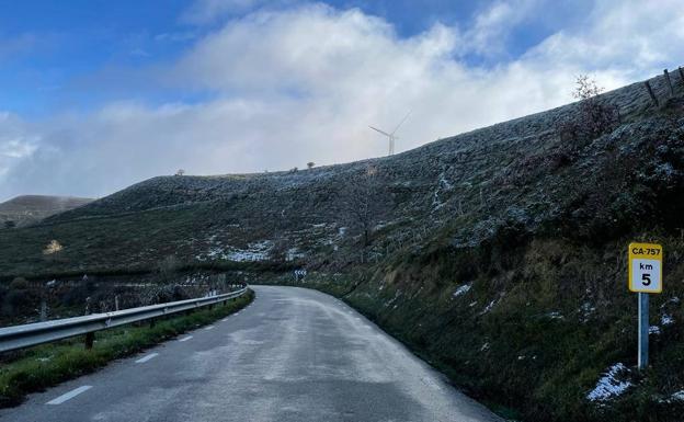 La nieve obliga a cerrar Lunada y se precisan cadenas en La Matanela, Estacas de Trueba y otras carreteras de montaña