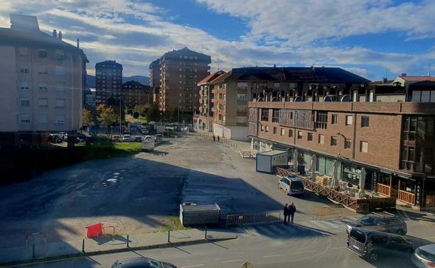 Torrelavega licita la pavimentación del aparcamiento junto al edificio municipal de la Plaza Roja