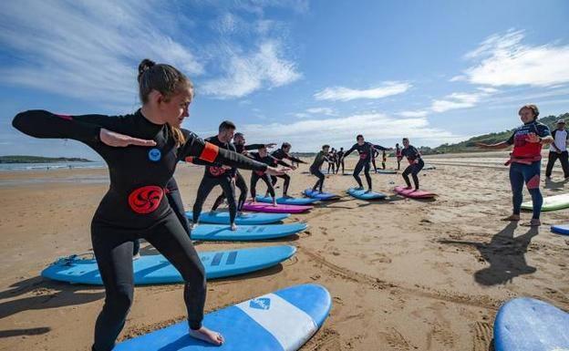 El plan 'Surf a toda costa' recibirá el Tejo Cántabro de los empresarios de campings