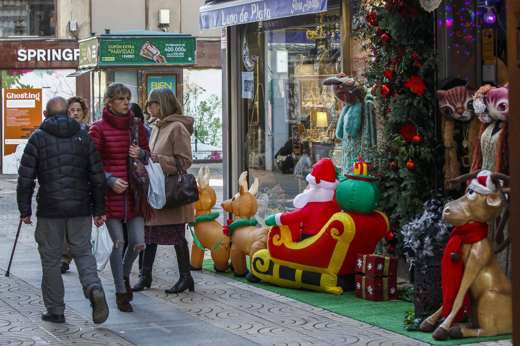 Los comerciantes de Torrelavega buscan en la Navidad un «respiro» a los problemas de la crisis