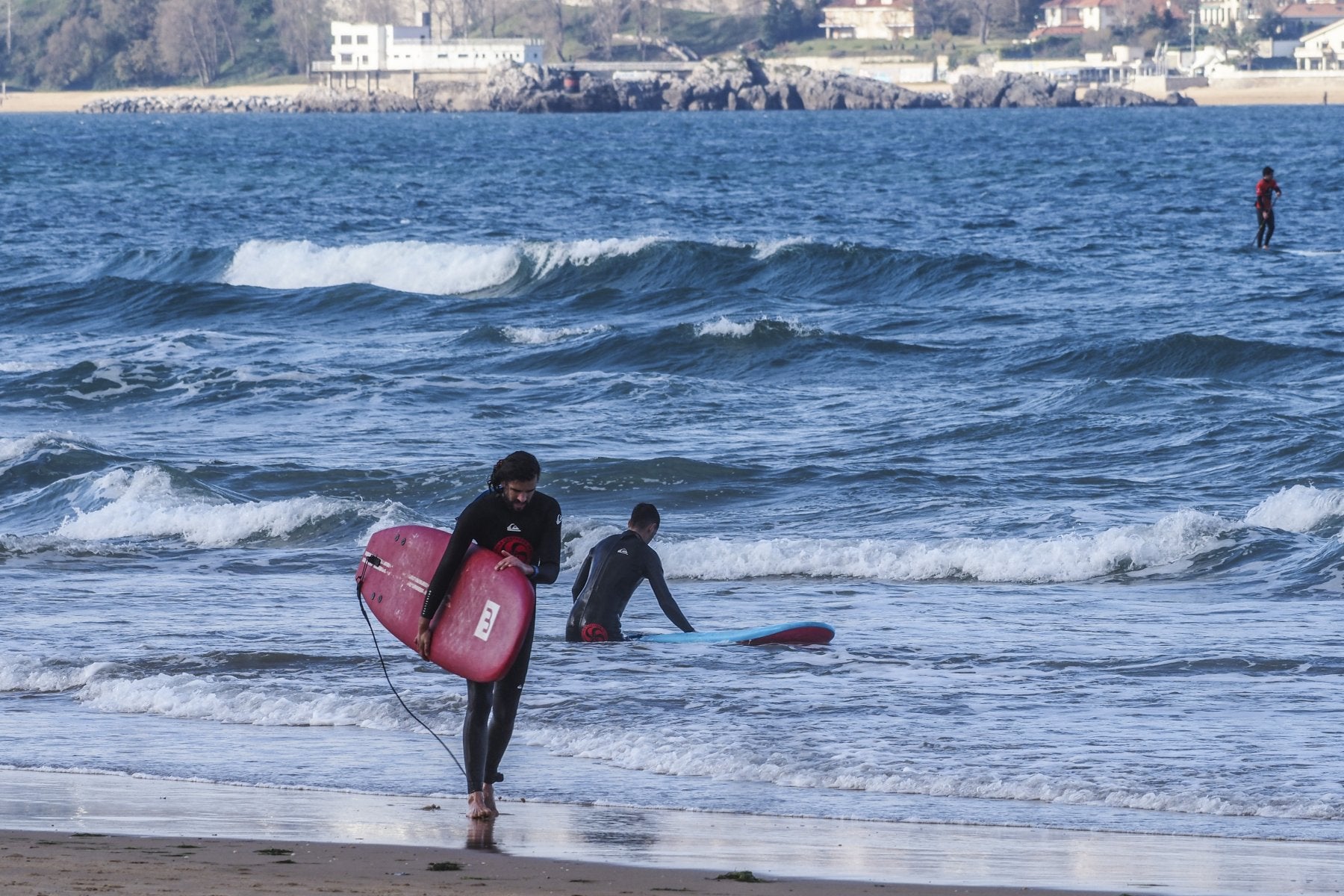 El surf, en la cresta de la ola