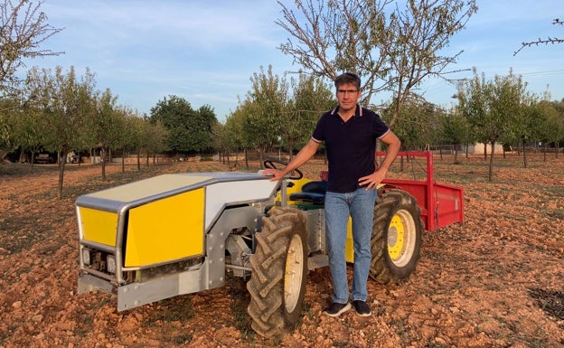 El tractor amarillo eléctrico que ha inventado un ingeniero mallorquín