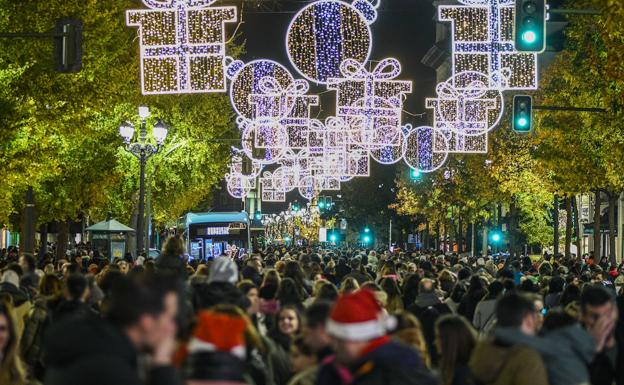 Las luces de Navidad de las ciudades se debaten entre el ahorro energético y el tirón turístico y comercial