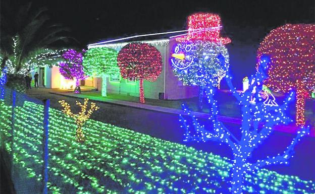 La casa de Navidad de Parbayón obliga a regular el tráfico para evitar riesgos