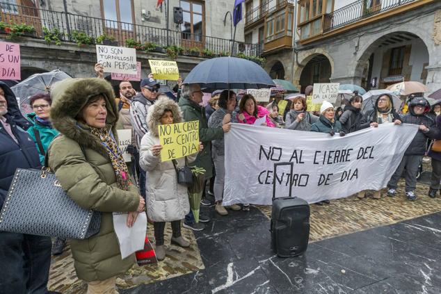 «No al cierre del Centro de Día de Castro Urdiales»