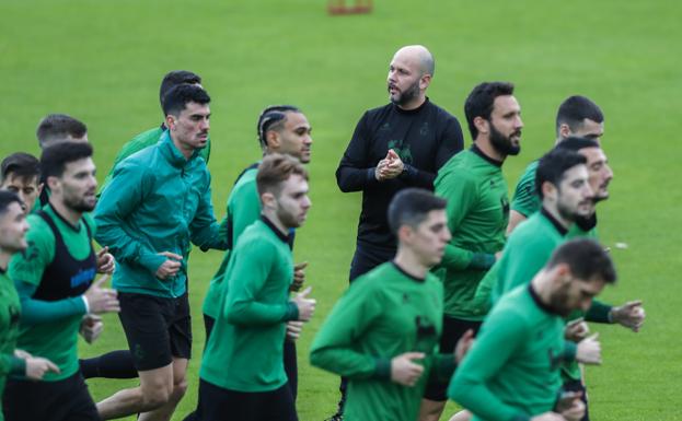 José Alberto ya es entrenador del Racing y dirige su primera sesión