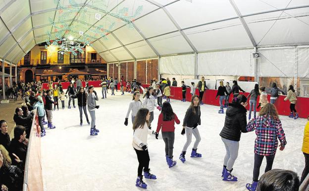 La pista de hielo de Torrelavega comienza a funcionar este viernes