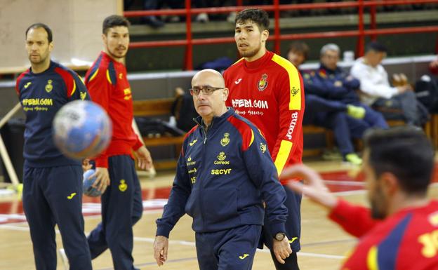 Ángel Fernández y los hermanos Dujshebaev se visten de Hispanos