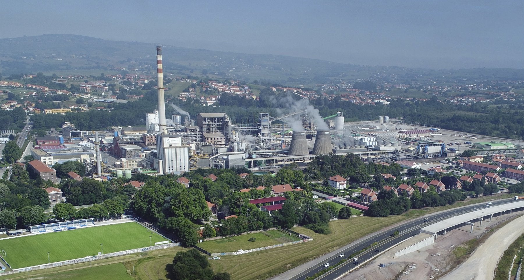 Solvay y Gobierno central reúnen a sus cúpulas para acelerar las ayudas al plan de Torrelavega