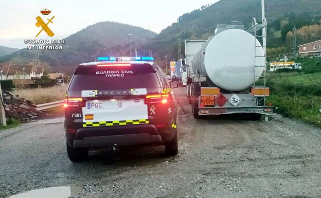 Denunciado el conductor de un camión de mercancías peligrosas que circulaba drogado por la A-67