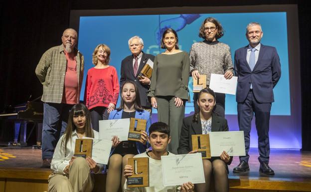 La poesía de José Hierro envuelve de 'Alegría' y «flores de plástico» la Gala de las Letras