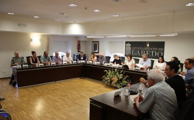 Hacemos Laredo expresa su «absoluto rechazo» al desalojo de los comerciantes del Mercado de Abastos