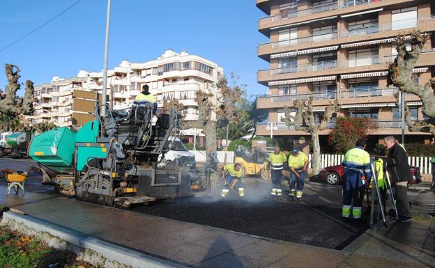Nuevo asfaltado para mejorar el vial de la avenida Carrero Blanco de Santoña