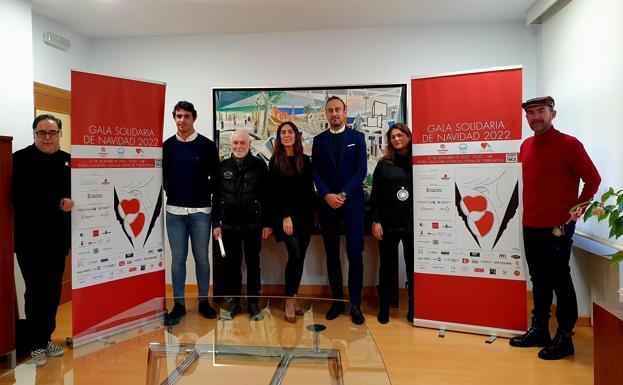 Una veintena de artistas y diseñadores participan en la Gala Solidaria de Navidad en Torrelavega