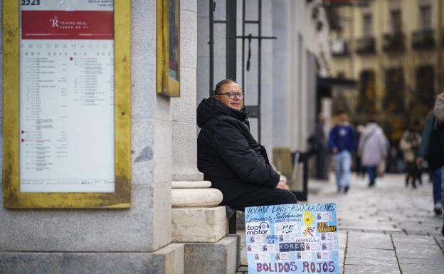 Jesús, el de Novales, después de cinco días en la puerta del Teatro Real: «La noche ha sido dura»