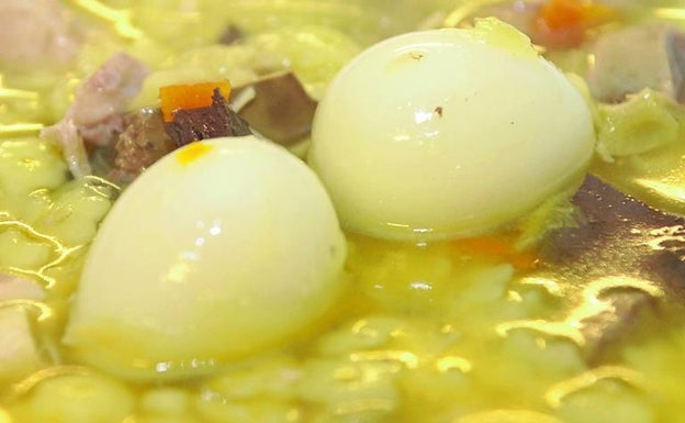 La receta del día: una calórica sopa de gallina vieja