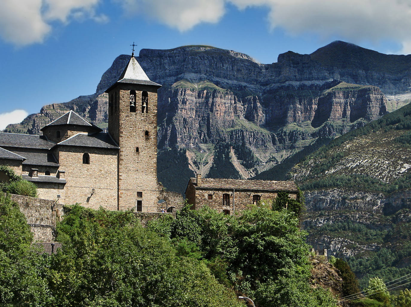 Pueblos recónditos entre la naturaleza de España que no te puedes perder