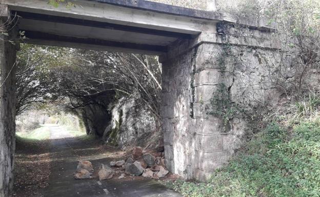 El puente de Peña de Villaescusa colapsa en uno de sus estribos