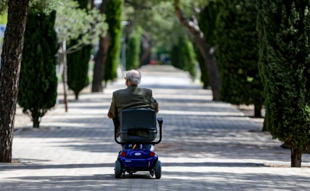 Más de un millar de cántabros, a la espera para acceder a las ayudas de dependencia