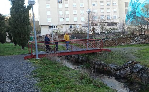 La aparición de grietas y soplados alarma a los vecinos de Las Fuentes en Reinosa