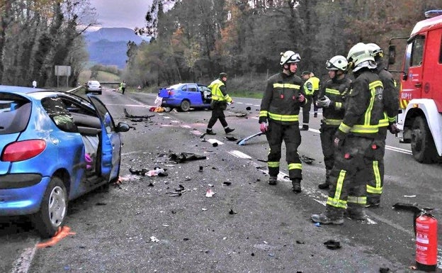 Un muerto y tres heridos graves en una colisión frontal en la N-629, en Rasines