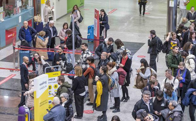 Caos en el aeropuerto de Santander por los cinco vuelos cancelados por el viento