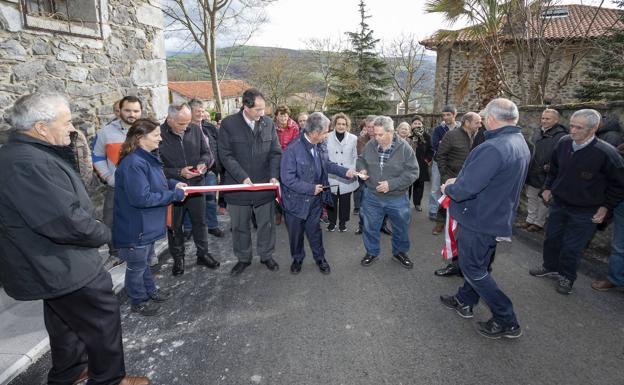 Revilla anuncia la renovación en la próxima legislatura de la carretera Ramales-La Gándara