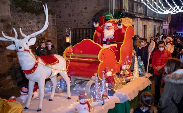 Papá Noel desfilará por las calles de Cartes y Santiago este viernes