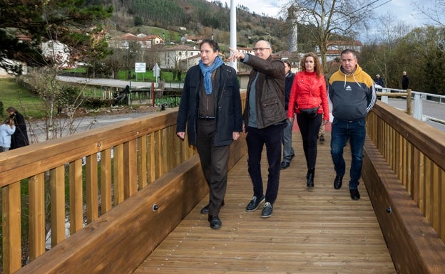 Inaugurada la pasarela que salva el río Bustablado en el acceso a Socueva