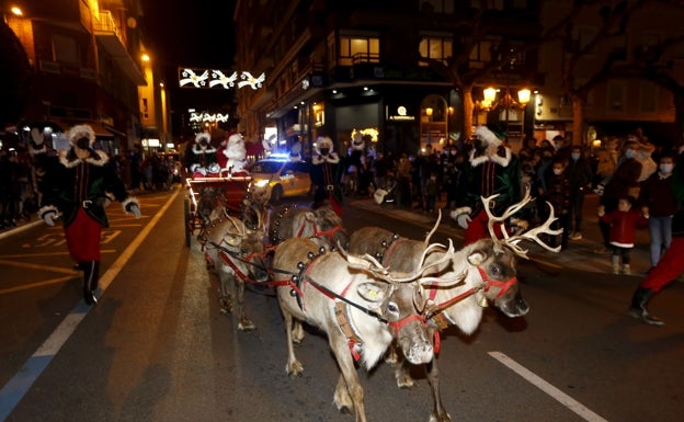 Los animalistas denuncian la presencia de renos y dromedarios en dos desfiles navideños de Torrelavega