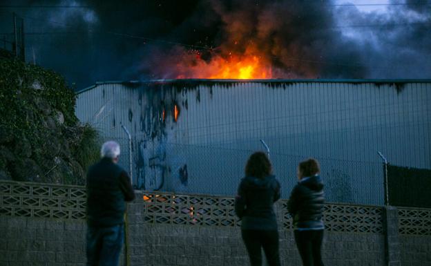 Arde una nave de residuos en Cacicedo de Camargo