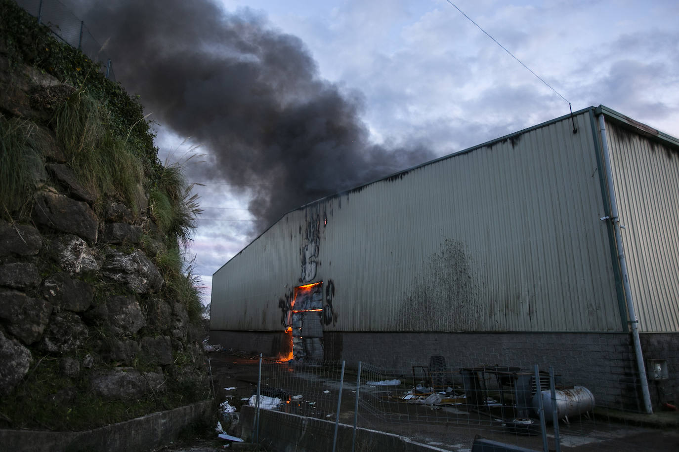 Arde una nave de residuos en Cacicedo de Camargo