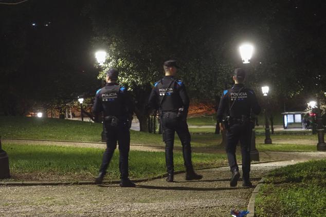 La policía deja a los universitarios sin su 'champanada' del Parque de la Teja