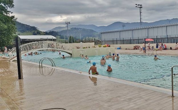 Los Corrales plantea unir el gimnasio y las piscinas de verano y cubierta bajo una misma gestión