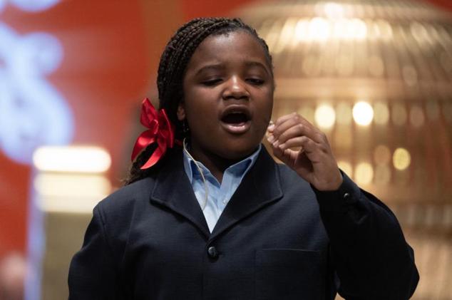 Los quintos premios, los más madrugadores, inundan de felicidad las calles