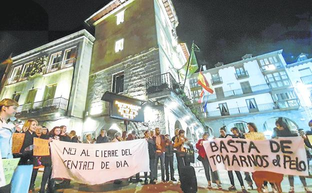 Usuarios y trabajadores del Centro de Día de Castro vuelven a reclamar su continuidad