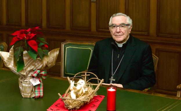 El obispo de Santander celebra que la Navidad «recupere su significado religioso»