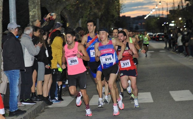 Diego Cuadrado y Dolores Marco, los primeros en catar el turrón en la XX Carrera de Navidad de Laredo