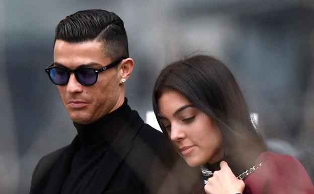 Georgina Rodríguez sorprende a Cristiano Ronaldo con un Rolls Royce por Navidad