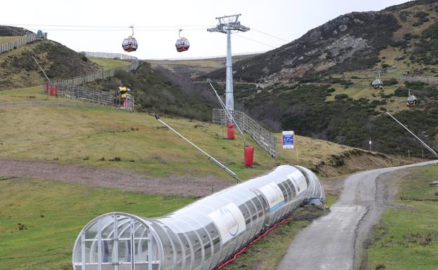 A falta de nieve, la telecabina Cuitu Negru ya vuela sobre las pistas de esquí de Pajares